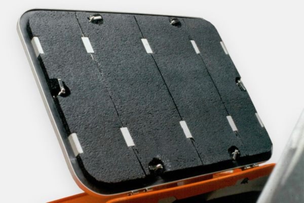 Luke eines Rettungsboots mit schwarzem Schallschutzmaterial auf der Innenseite