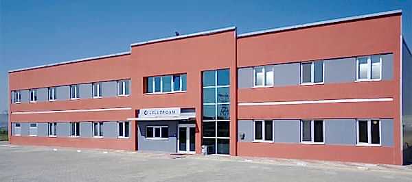 rotes Firmengebäude mit Eingangsbereich