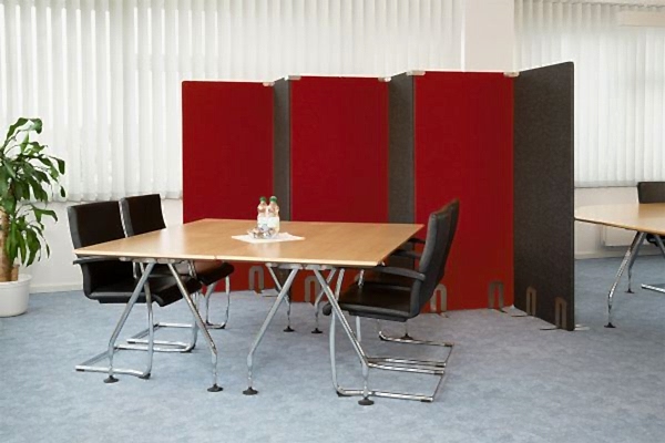 Besprechungsecke mit Roten und Anthrazitfarbenen Stellwänden