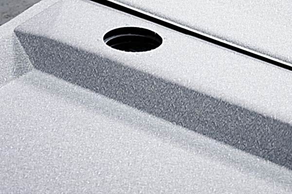 dreidimensional geformtes graues Element mit Ausschnitten