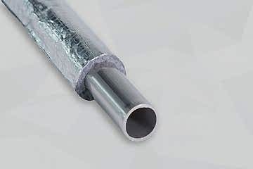 Metallrohr mit einer Rohrisolierung mit Aluminiumoberfläche