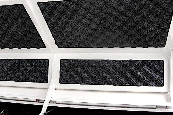 Weißer Kabinendeckel mit eingearbeitetem grauem Noppenschaumstoff