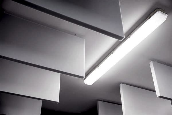 weiße Melaminplatten senkrecht an der Decke abgehängt mit gutem Abstand