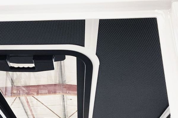 Decke einer metallenen Kabine mit eingebrachtem Schallschutzmaterial