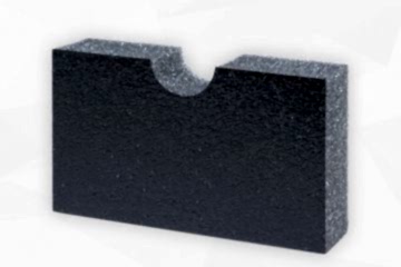 Dunkelgraue Schaumstoffplatte stehend mit schwarzer Folienoberfläche