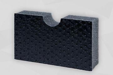 Dunkelgraue Schaumstoffplatte stehend mit schwarzer Kunstlederoberfläche