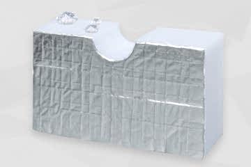 Hellgraue Schaumstoffplatte stehend, mit Aluminiumoberfläche und Wassertropfen auf der Kante