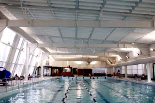 Hallenbad mit einer weißen Decke ausgerüstet mit weißen Akustikplatten