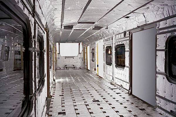 rohe Gerippe eines Zug-Waggons mit Schallschutzplatten an den Wänden