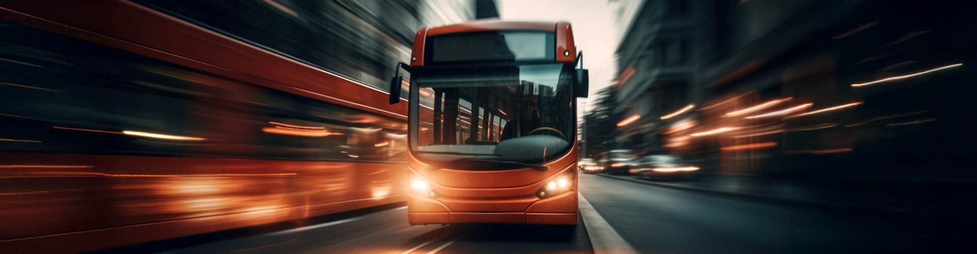 Ein Bus fährt durch eine Stadt bei Nacht