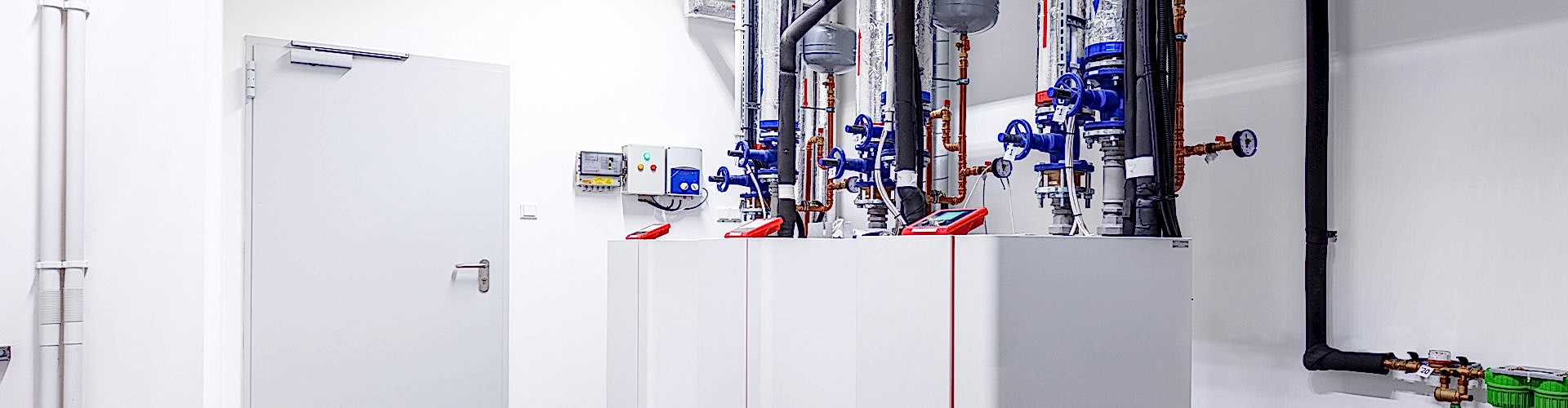 Ein Ansammlung an Klimageräten auf neutralem Hintergrund