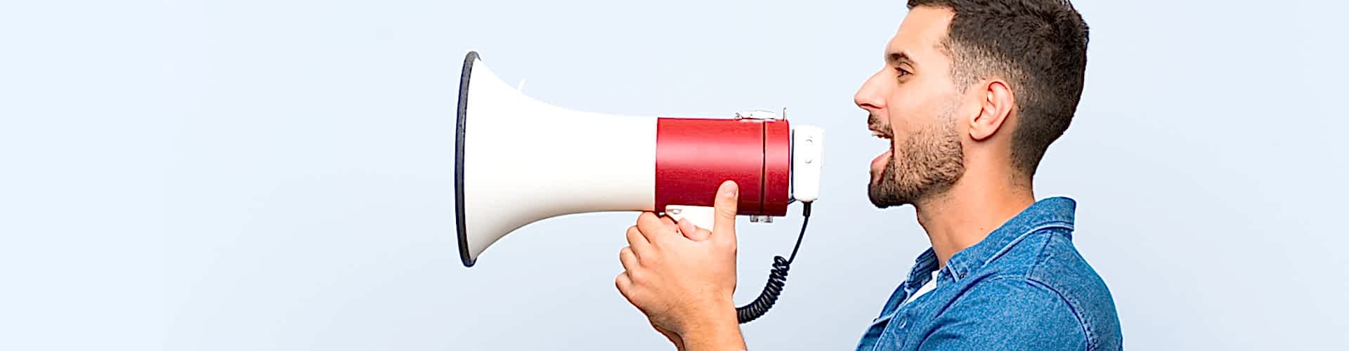 Mann mit Megafon